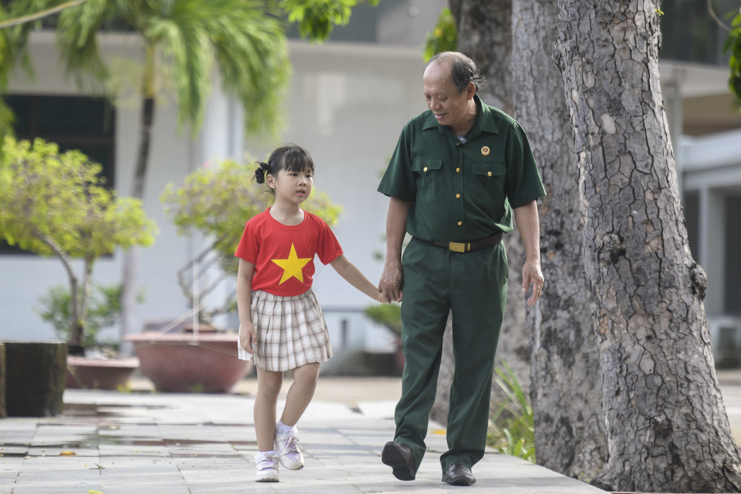 Thượng sĩ Nguyễn Chí Tường cùng con một nhân viên Vinamilk tại Trung tâm Điều dưỡng Thương binh và Người có công Long Đất. Ảnh: Thanh Bình