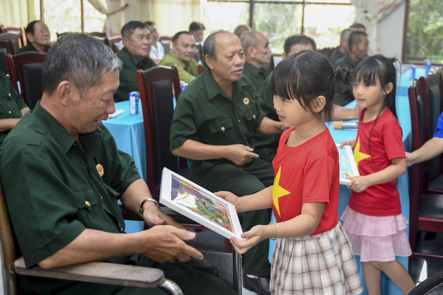 hững bức tranh do con em nhân viên Vinamilk vẽ trở thành cầu nối gắn kết quá khứ với tương lai. Ảnh: Thanh Bình