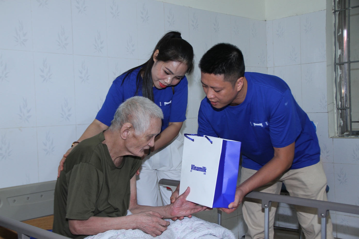 G&oacute;p phần chăm s&oacute;c sức khỏe thể chất cho những Anh h&ugrave;ng của đất nước, Vinamilk d&agrave;nh tặng những m&oacute;n qu&agrave; dinh dưỡng thiết thực như sữa tươi Vinamilk 100%, sữa hỗ trợ ăn ngủ ngon Sure Prevent Gold&hellip; Ảnh: Thanh B&igrave;nh