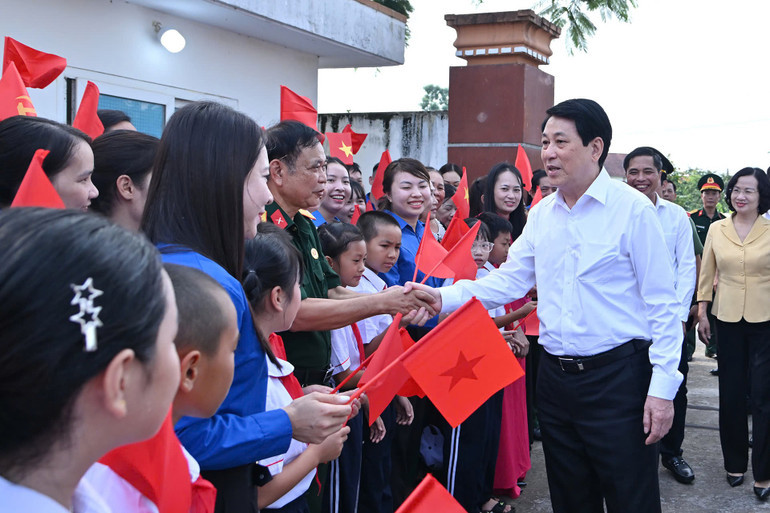 Chủ tịch nước Lương Cường với c&aacute;n bộ, Nh&acirc;n d&acirc;n x&atilde; Quảng H&agrave;.