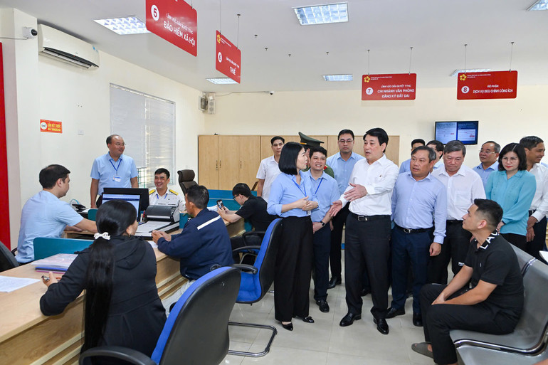 Chủ tịch nước Lương Cường thăm v&agrave; kiểm tra hoạt động tại Trung t&acirc;m Phục vụ h&agrave;nh ch&iacute;nh c&ocirc;ng x&atilde; Quảng H&agrave;.