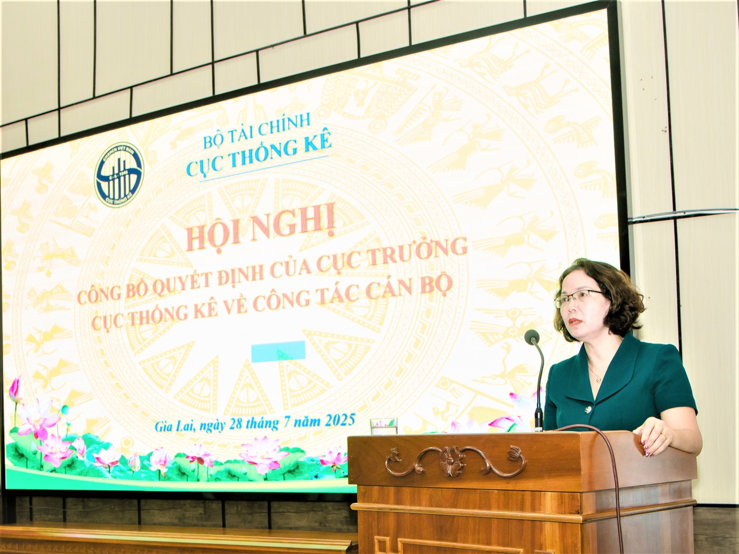 Ph&oacute; Trưởng ban Tổ chức c&aacute;n bộ (Cục Thống k&ecirc;) Phan Thị Ngọc c&ocirc;ng bố c&aacute;c Quyết định tại Hội nghị.