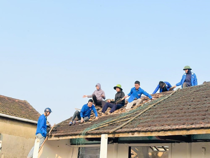 Tuổi trẻ Hà Tĩnh tích cực tham gia hỗ trợ xóa nhà tạm, nhà dột nát giúp các hộ nghèo, gia đình khó khăn.