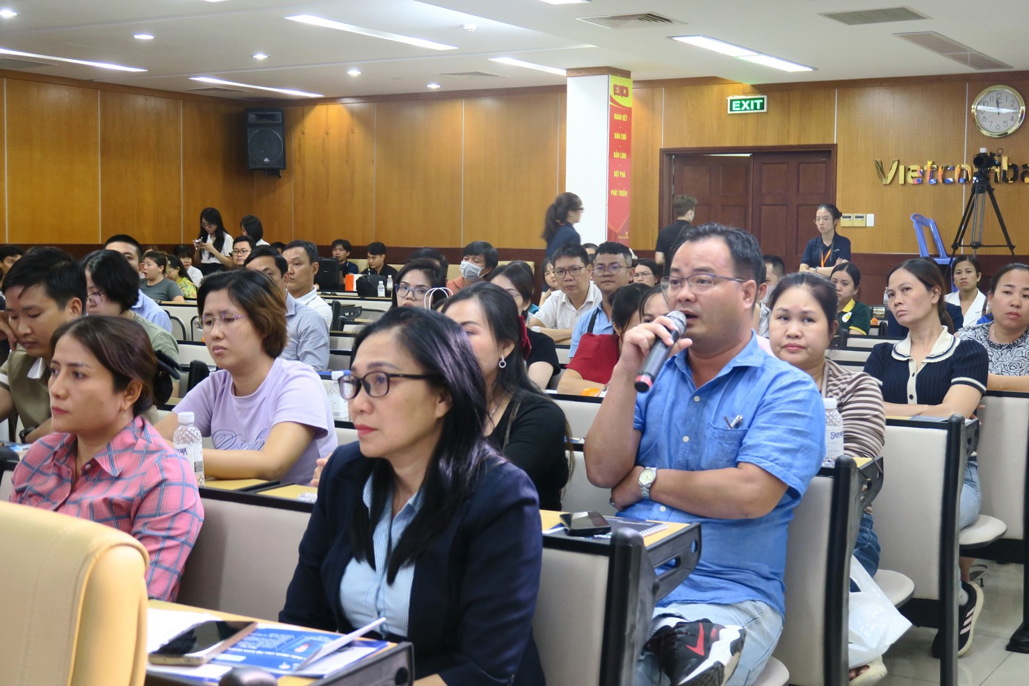 HKD c&oacute; quyền lựa chọn thời điểm chuyển đổi h&igrave;nh thức k&ecirc; khai từ kho&aacute;n sang k&ecirc; khai, kh&ocirc;ng nhất thiết phải chờ đến cuối năm. Ảnh: Đức Mỹ