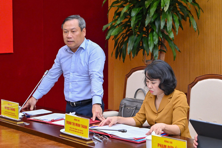 Bí thư Tỉnh ủy Quảng Ninh Vũ Đại Thắng báo cáo tại buổi làm việc.