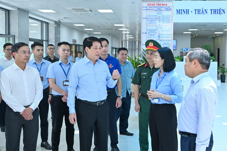 Chủ tịch nước Lương Cường đã thăm và kiểm tra Trung tâm Phục vụ hành chính công một cấp trực thuộc Ủy ban nhân dân tỉnh Quảng Ninh.