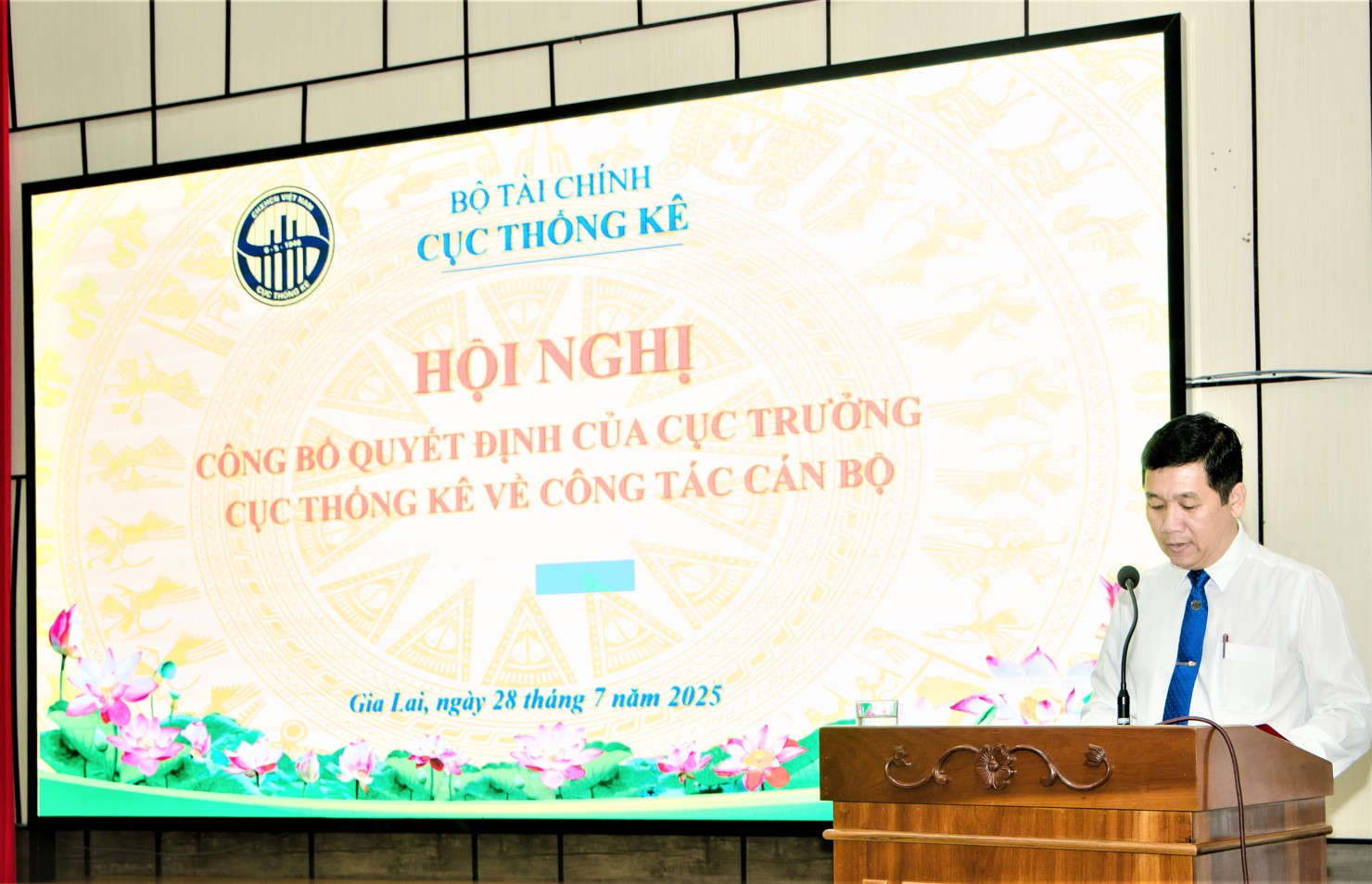 T&acirc;n Trưởng Thống k&ecirc; tỉnh Gia Lai Phan Quốc H&ugrave;ng ph&aacute;t biểu nhận nhiệm vụ.