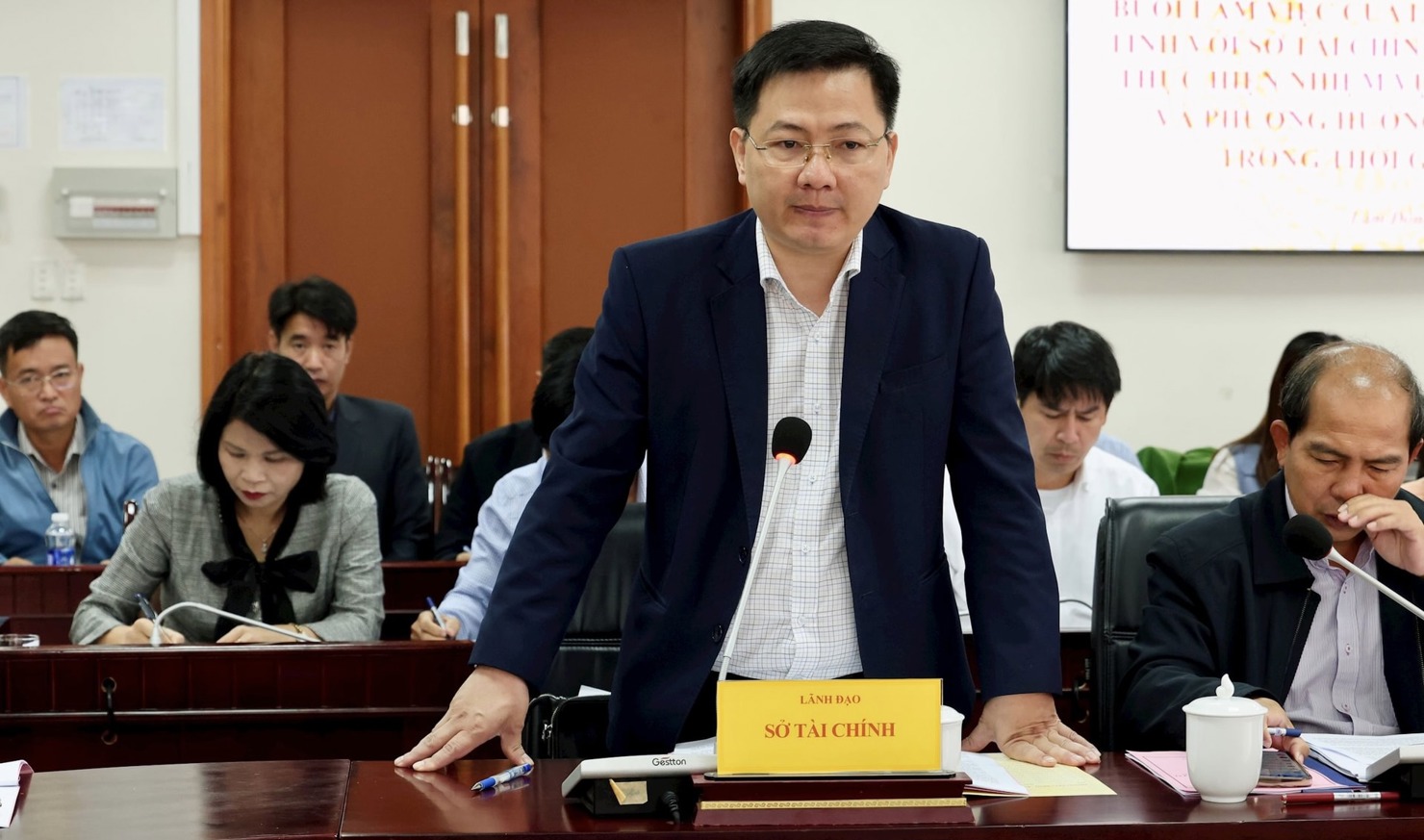 Giám đốc Sở Tài chính tỉnh Lâm Đồng Phan Thế Hanh báo cáo tại buổi làm việc. Ảnh: Lê Hoa