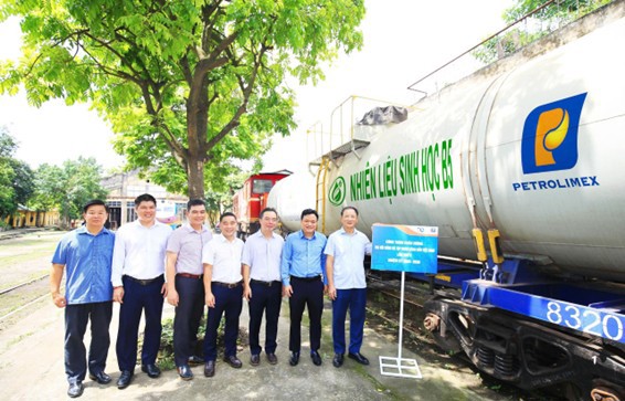 Phó Bí thư Thường trực Đảng ủy Petrolimex Đặng Trần Hiếu và Phó Tổng Giám đốc Petrolimex Nguyễn Ngọc Tú chụp ảnh lưu niệm tại cơ sở vật chất cung ứng B5.