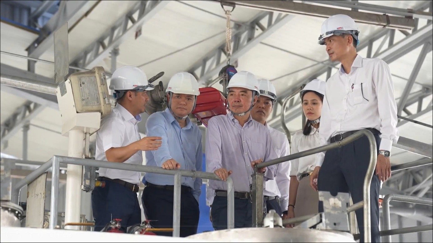 Tổ công tác Tập đoàn chỉ đạo công tác pha chế nhiên liệu B5 tại Tổng Kho Xăng dầu Đức Giang.
