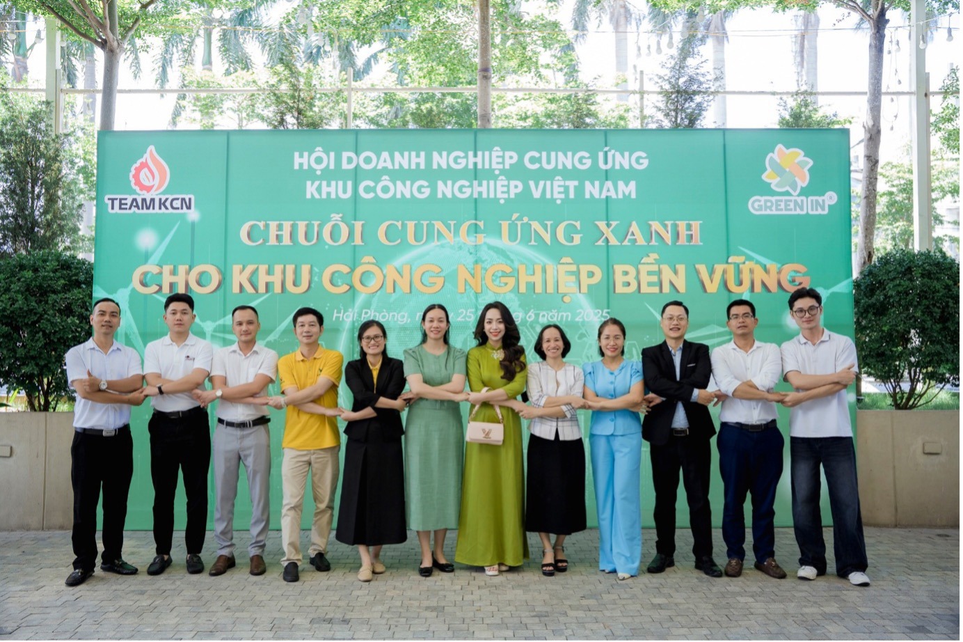Bà Ngụy Thị Giang (giữa) trong sự kiện “Chuỗi cung ứng xanh cho Khu Công nghiệp bền vững” phối hợp cùng Team KCN Đông Bắc.