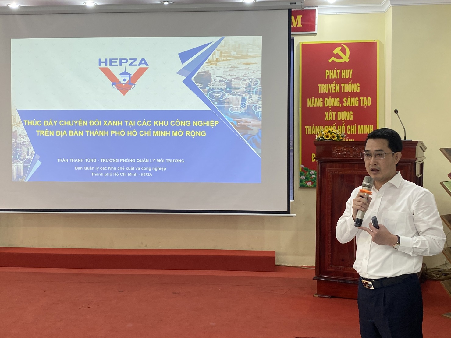 &Ocirc;ng Trần Thanh T&ugrave;ng, Trưởng ph&ograve;ng Quản l&yacute; m&ocirc;i trường, Hepza chia sẻ tại hội thảo. Ảnh: T.D