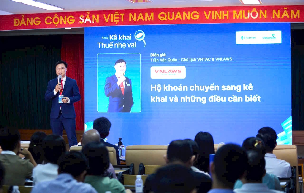 Chuyên gia Tài chính - Kế toán - Thuế Trần Văn Quân chia sẻ tại Hội thảo “Khéo kê khai - Thuế nhẹ vai”. Ảnh: Đức Mỹ