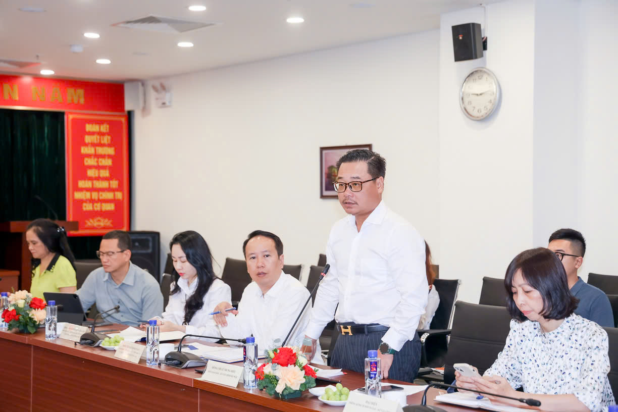 &Ocirc;ng L&ecirc; Trung Hiếu - Ph&oacute; Gi&aacute;m đốc Sở T&agrave;i ch&iacute;nh H&agrave; Nội th&ocirc;ng tin tại buổi gặp mặt.