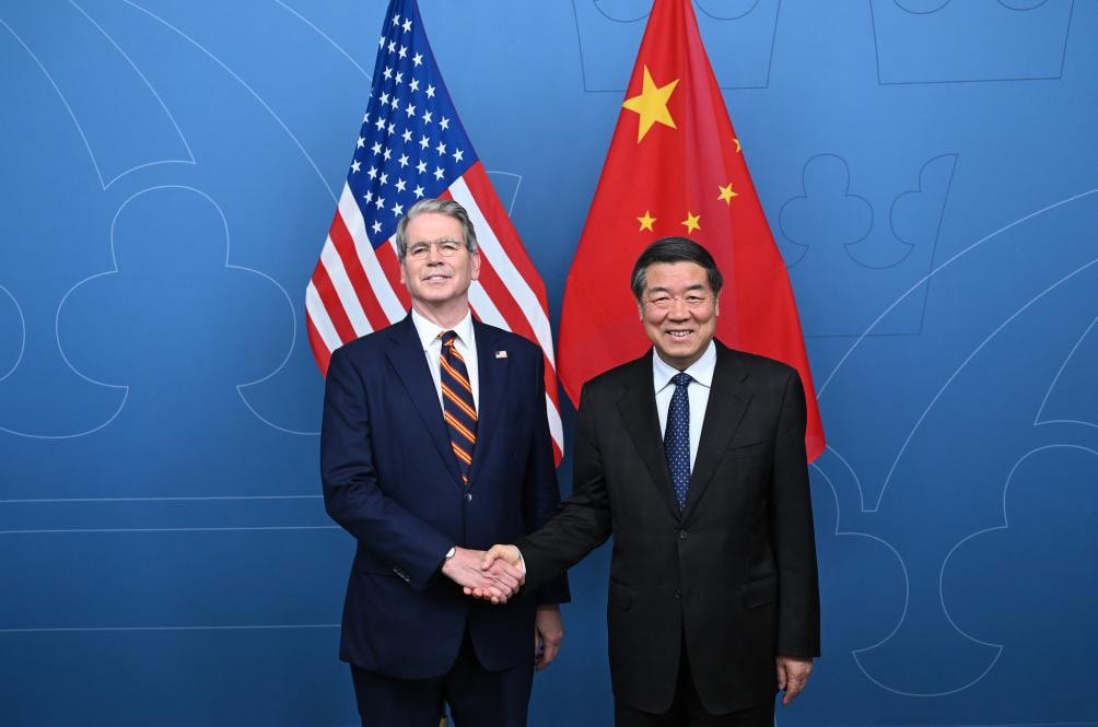 Phó Thủ tướng Trung Quốc Hà Lập Phong (phải) và Bộ trưởng Tài chính Hoa Kỳ Scott Bessent tại vòng đàm phán thương mại mới. Ảnh: Tân Hoa xã. 