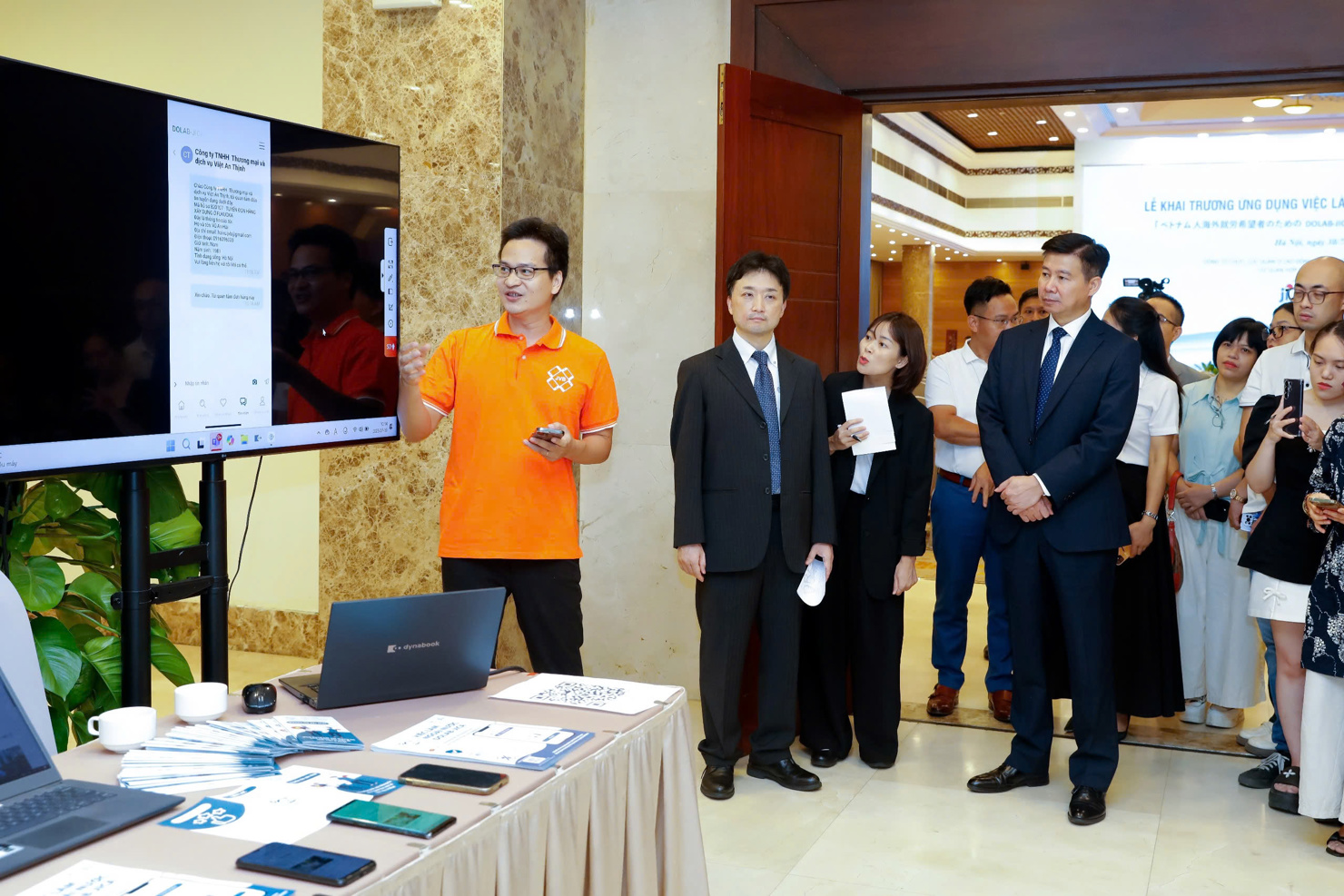 C&aacute;c đại biểu c&ugrave;ng tham gia trải nghiệm c&aacute;c t&iacute;nh năng nổi bật của ứng dụng DOLAB - JICA tại Lễ khai trương.