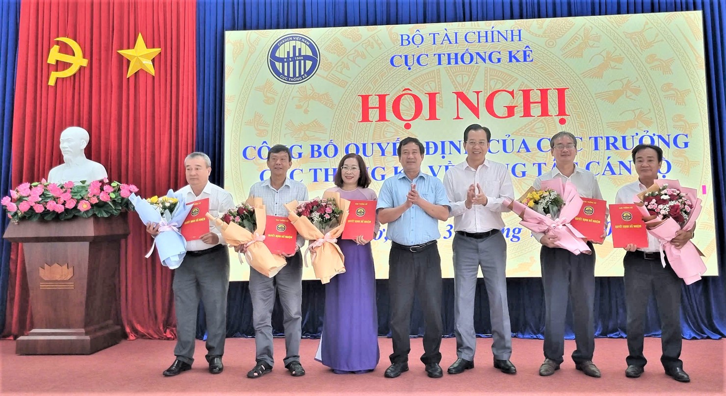 Phó Cục trưởng Cục Thống kê Nguyễn Trung Tiến và Phó Chủ tịch UBND TP. Cần Thơ Vương Quốc Nam trao Quyết định và tặng hoa chúc mừng các Phó Trưởng Thống kê TP. Cần Thơ.