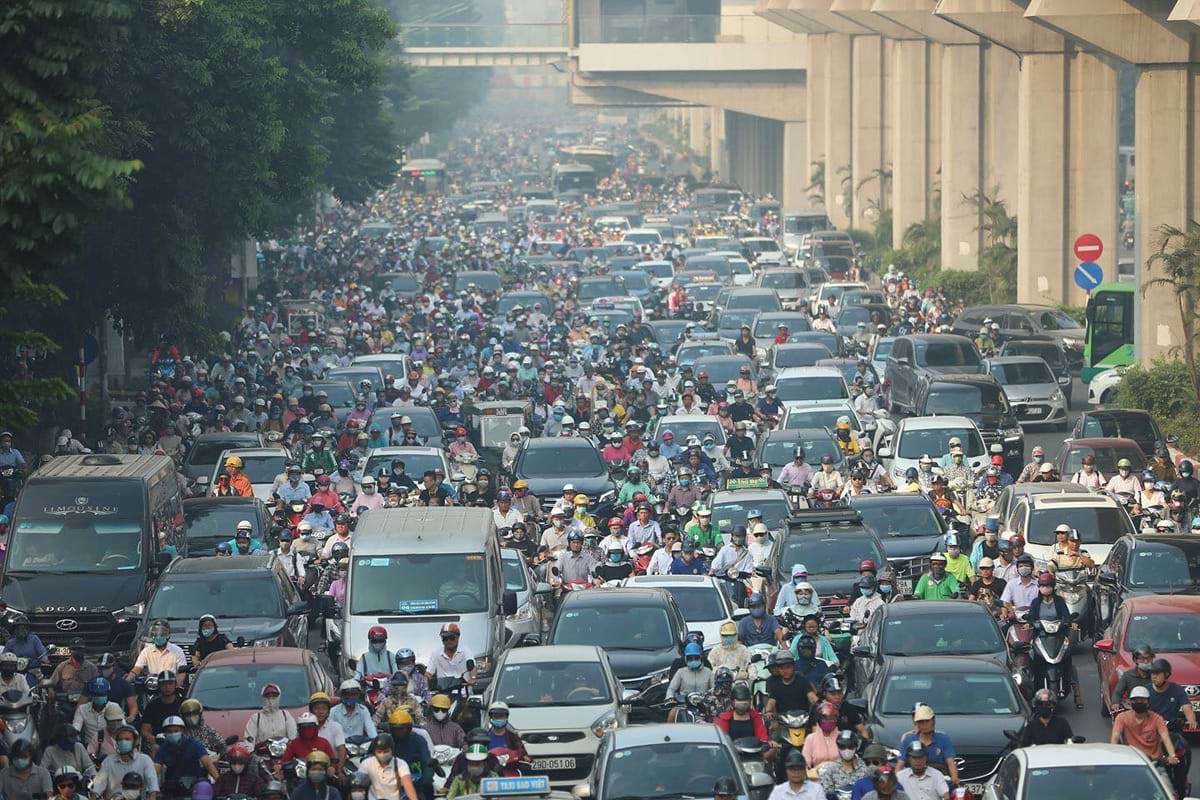 Khi hàng triệu người dân buộc phải từ bỏ xe máy xăng mà hệ thống công cộng chưa được cải thiện tương ứng, thì không những chính sách chưa phù hợp có thể gây ra khủng hoảng trong vận hành giao thông đô thị.