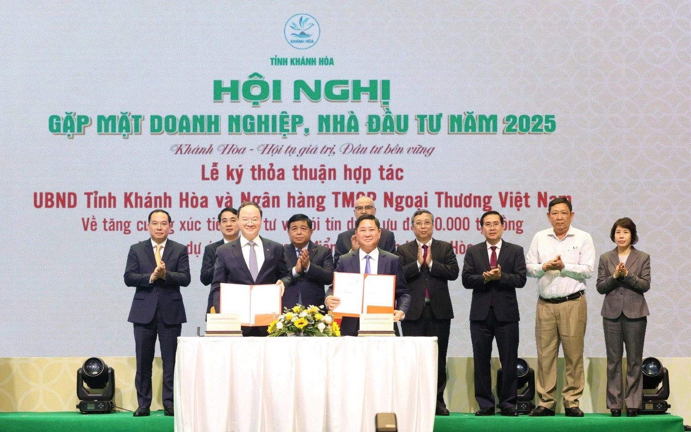 Ông Trần Quốc Nam - Chủ tịch UBND tỉnh Khánh Hòa và ông Lê Quang Vinh - Tổng giám đốc Vietcombank (bên trái) thực hiện nghi thức ký thỏa thuận hợp tác giữa UBND tỉnh Khánh Hòa và Vietcombank 