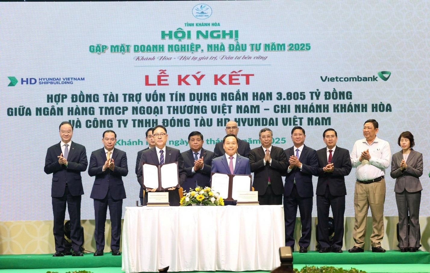 Ông Lương Phan Sảng - Giám đốc Vietcombank Khánh Hòa (bên phải) và ông Kim Sang Hag - Tổng Giám đốc công ty TNHH Đóng tàu HD Hyundai Việt Nam thực hiện nghi thức ký Hợp đồng tài trợ tín dụng giữa Vietcombank và công ty TNHH Đóng tàu HD Hyundai Việt Nam 