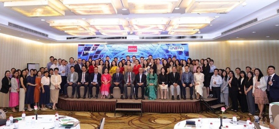 Thành viên Nhóm doanh nghiệp công nghệ Anh Quốc tại Việt Nam chụp hình lưu niệm cùng BritCham. Ảnh: ACCA