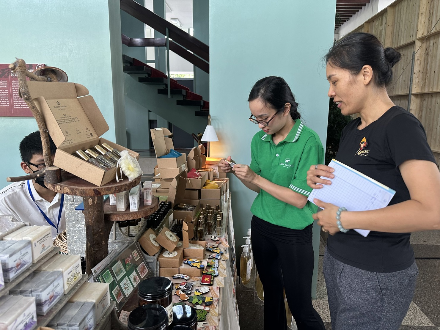 Nhiều sản phẩm xanh được giới thiệu tại diễn đ&agrave;n. Ảnh: T.H