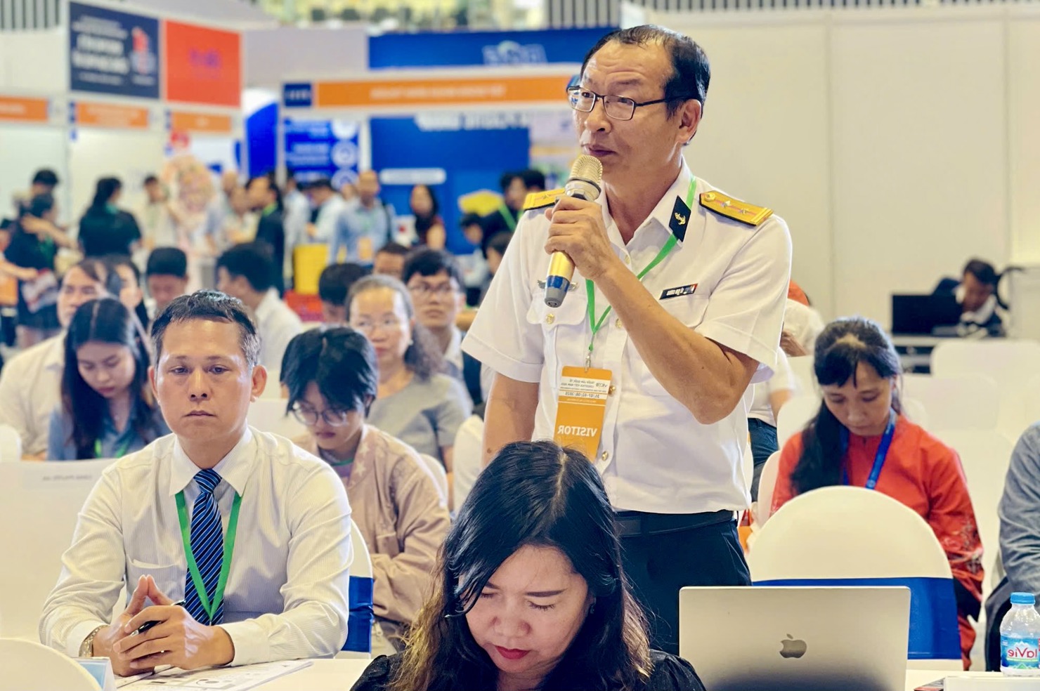 Ông Lê Kim Cương, Phó giám đốc Trung tâm dịch vụ logistics - Tổng công ty Tân Cảng Sài Gòn quan tâm đặc biệt đến vấn đề chuyển đổi vận tải đường bộ sang đường thủy. 