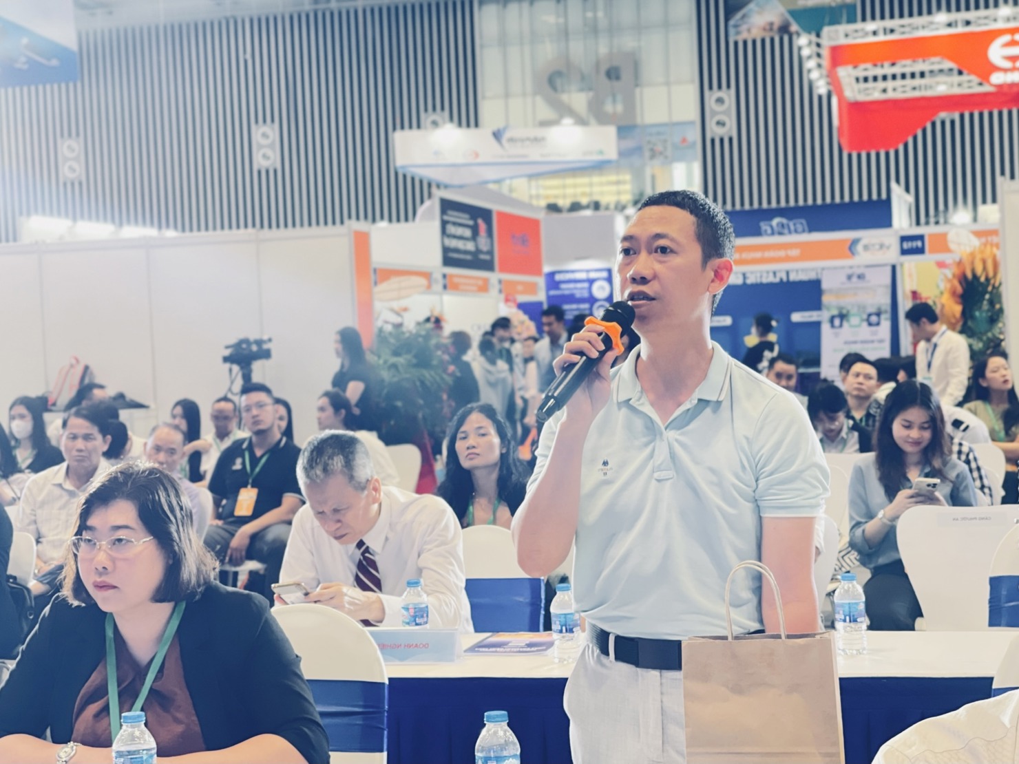 Đại diện một cơ quan báo chí đặt câu hỏi cho các diễn giả
