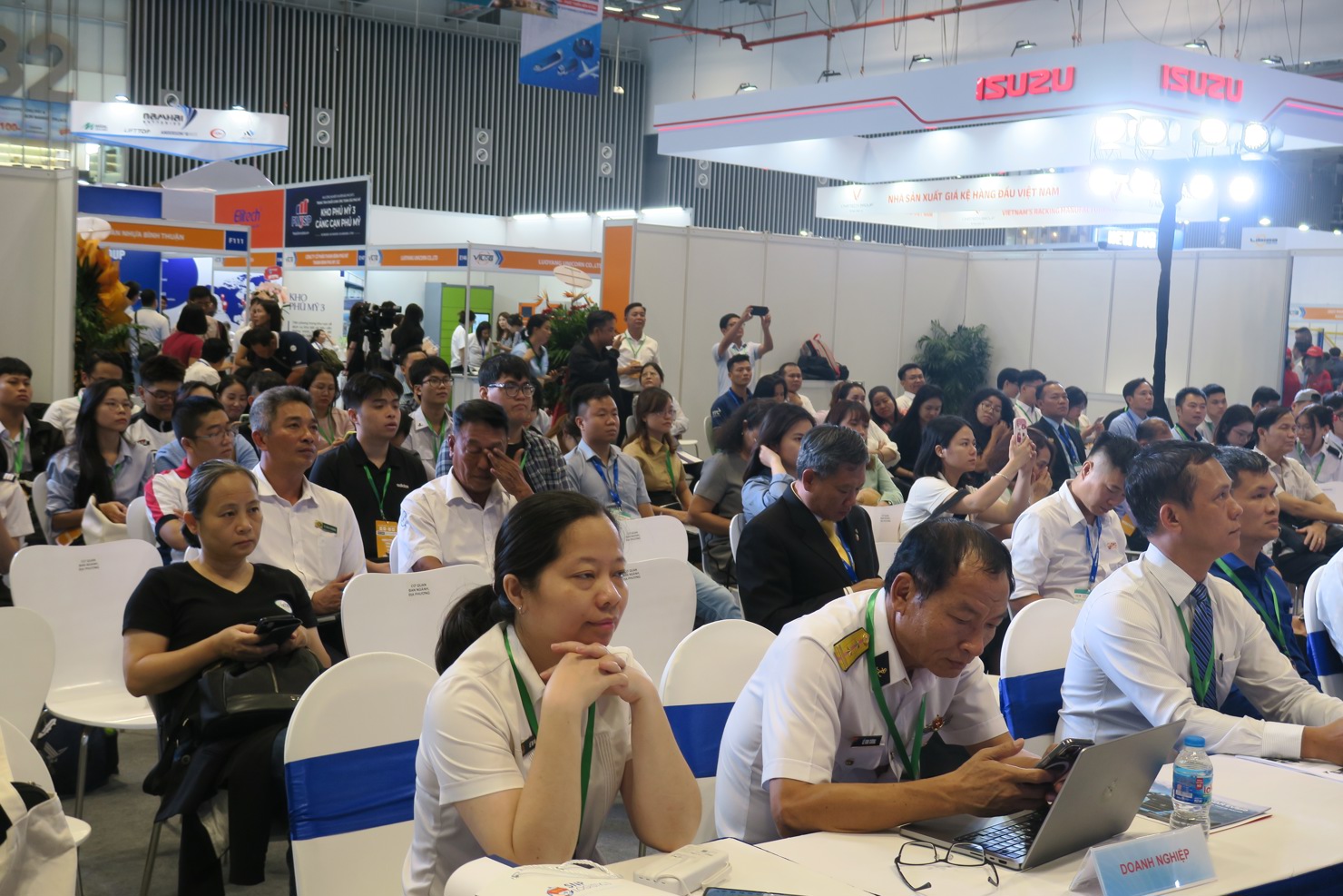 Tọa đ&agrave;m thu h&uacute;t đ&ocirc;ng đảo sự tham gia của đại diện c&aacute;c doanh nghiệp.