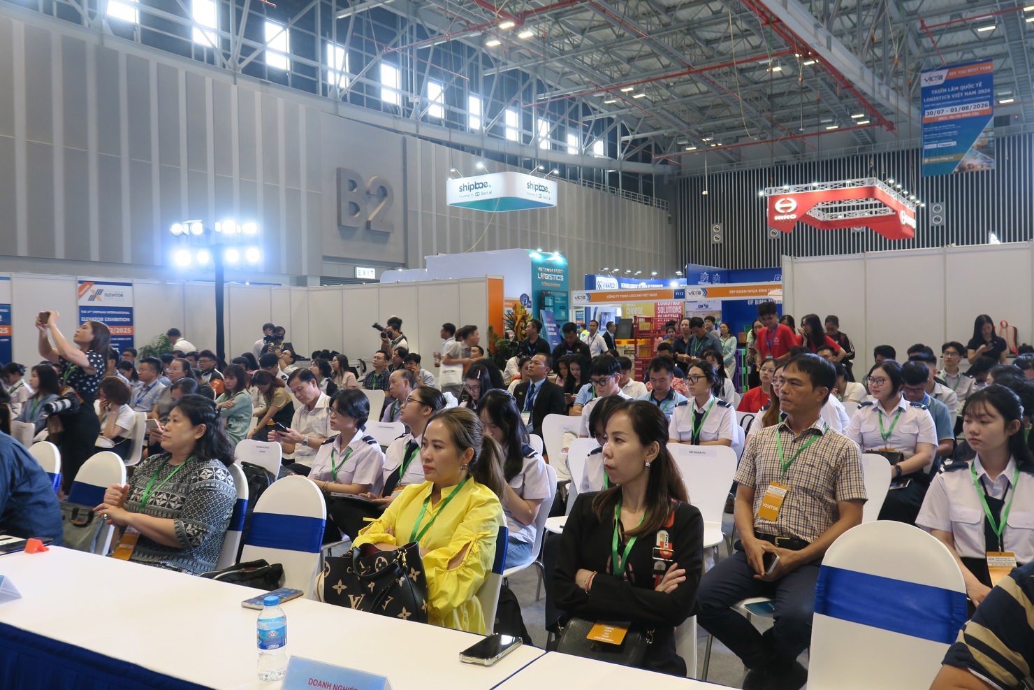 Tọa đàm thu hút đông đảo doanh nghiệp tham gia
Các chuyên gia và khách mời tại buổi tọa đàm
Tại buổi tọa đàm, các diễn giả đã đưa ra nhiều giải pháp cho chính sách tài chính phát triển logistics xanh
Ông Lê Kim Cương, Phó giám đốc Trung tâm dịch vụ logistics - Tổng công ty Tân Cảng Sài Gòn quan tâm đặc biệt đến vấn đề chuyển đổi vận tải đường bộ sang đường thủy.
Đại diện doanh nghiệp tư nhân tâm đắc với tọa đàm "Chính sách tài chính phát triển logistics xanh”
Đại diện một cơ quan báo chí đặt câu hỏi cho các diễn giả
Các cơ quan thông tấn, báo chí đặt câu hỏi cho các diễn giả sau buổi tọa đàm
Các diễn giả chụp hình lưu niệm cùng Ban tổ chức và đại diện một số doanh nghiệp.