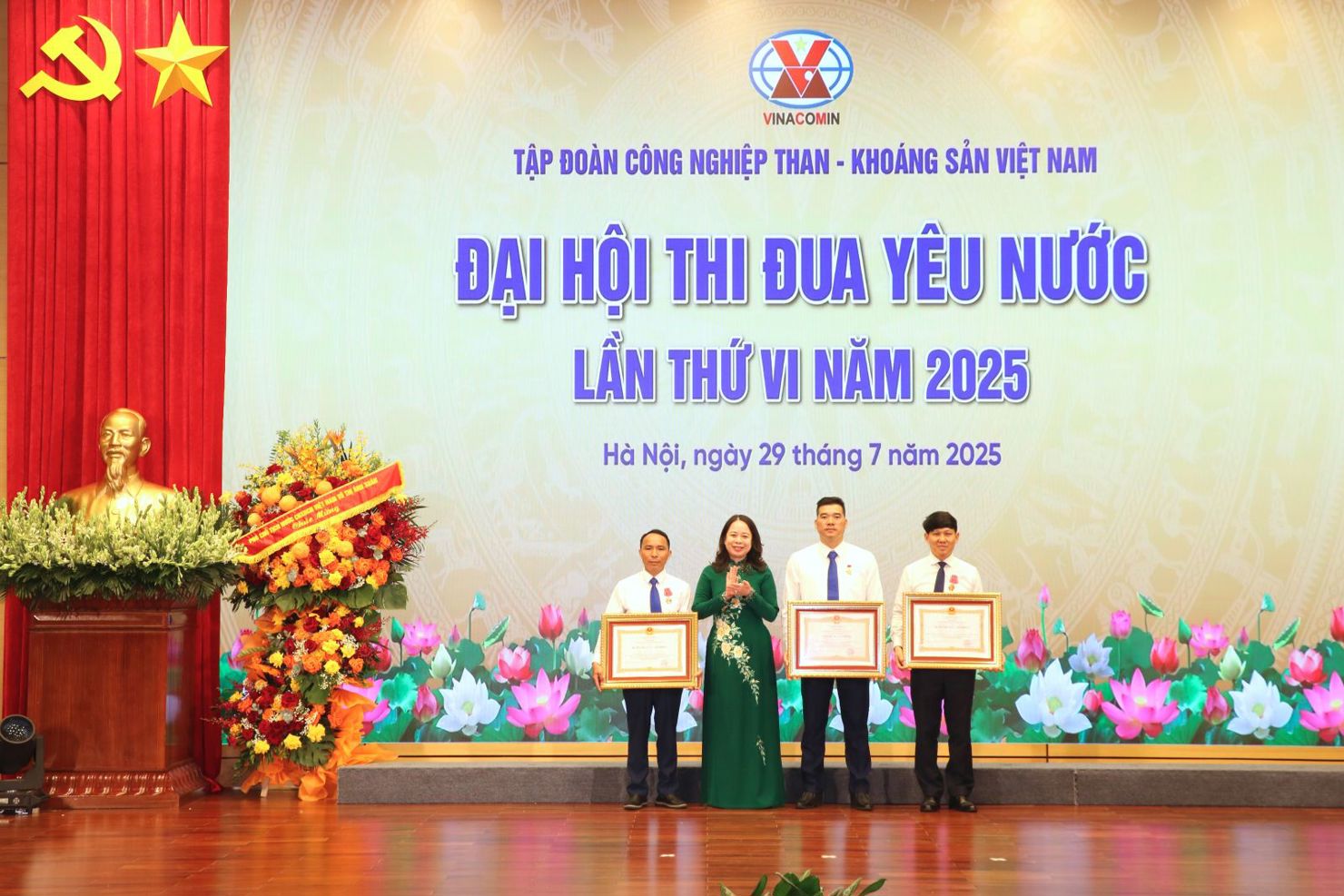 Phó Chủ tịch nước Võ Thị Ánh Xuân trao tặng danh hiệu Anh hùng Lao động và Huân chương Lao động hạng Ba cho các cá nhân tiêu biểu. 