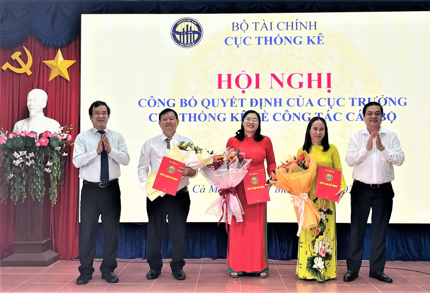 Phó Cục trưởng, Cục Thống kê Nguyễn Trung Tiến và Phó Chủ tịch UBND tỉnh Cà Mau Huỳnh Chí Nguyện trao Quyết định và tặng hoa chúc mừng các Phó trưởng Thống kê tỉnh Cà Mau