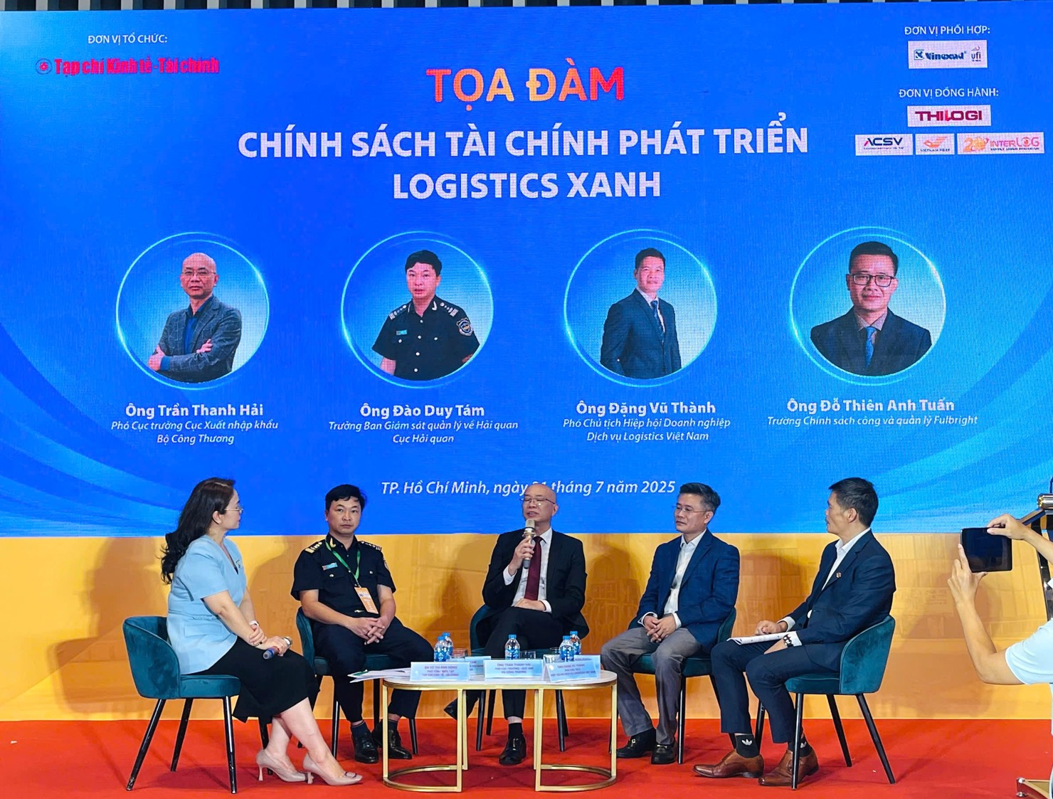 Các diễn giả thảo luận tại tọa đàm.