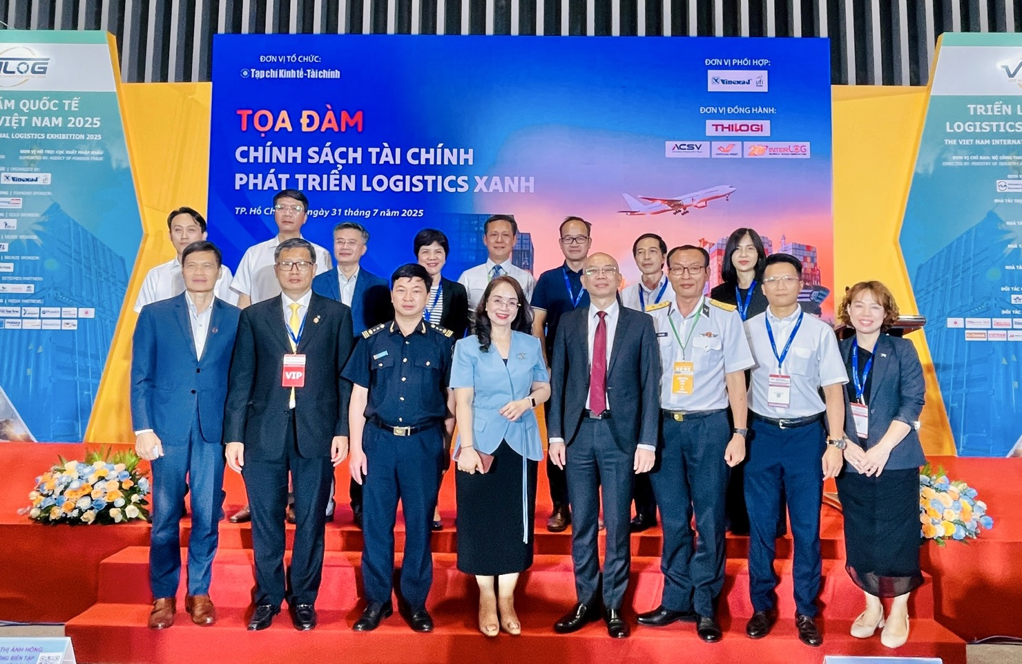 Các diễn giả chụp hình lưu niệm cùng Ban tổ chức và đại diện một số doanh nghiệp.