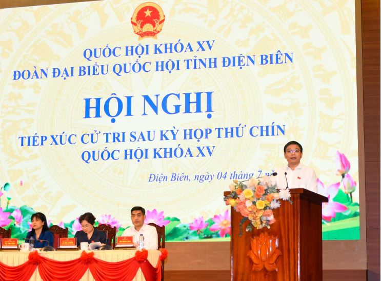 Bộ trưởng Bộ T&agrave;i ch&iacute;nh Nguyễn Văn Thắng trả lời cử tri tại Hội nghị.