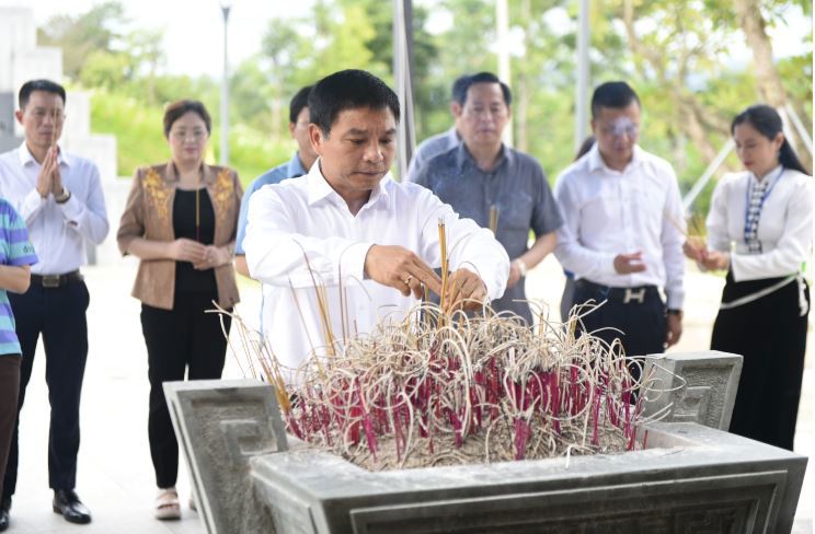 Bộ trưởng Nguyễn Văn Thắng v&agrave; c&aacute;c th&agrave;nh vi&ecirc;n trong đo&agrave;n d&acirc;ng hương tại Đền thờ Liệt sĩ tại Chiến trường Điện Bi&ecirc;n Phủ.