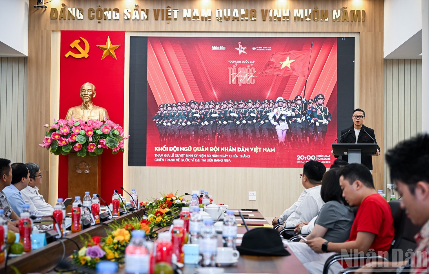 Tổng đạo diễn chương tr&igrave;nh Đặng L&ecirc; Minh Tr&iacute; th&ocirc;ng tin về c&aacute;c m&agrave;n tr&igrave;nh diễn tại chương tr&igrave;nh nghệ thuật ch&iacute;nh luận "Tổ quốc trong tim". &nbsp;