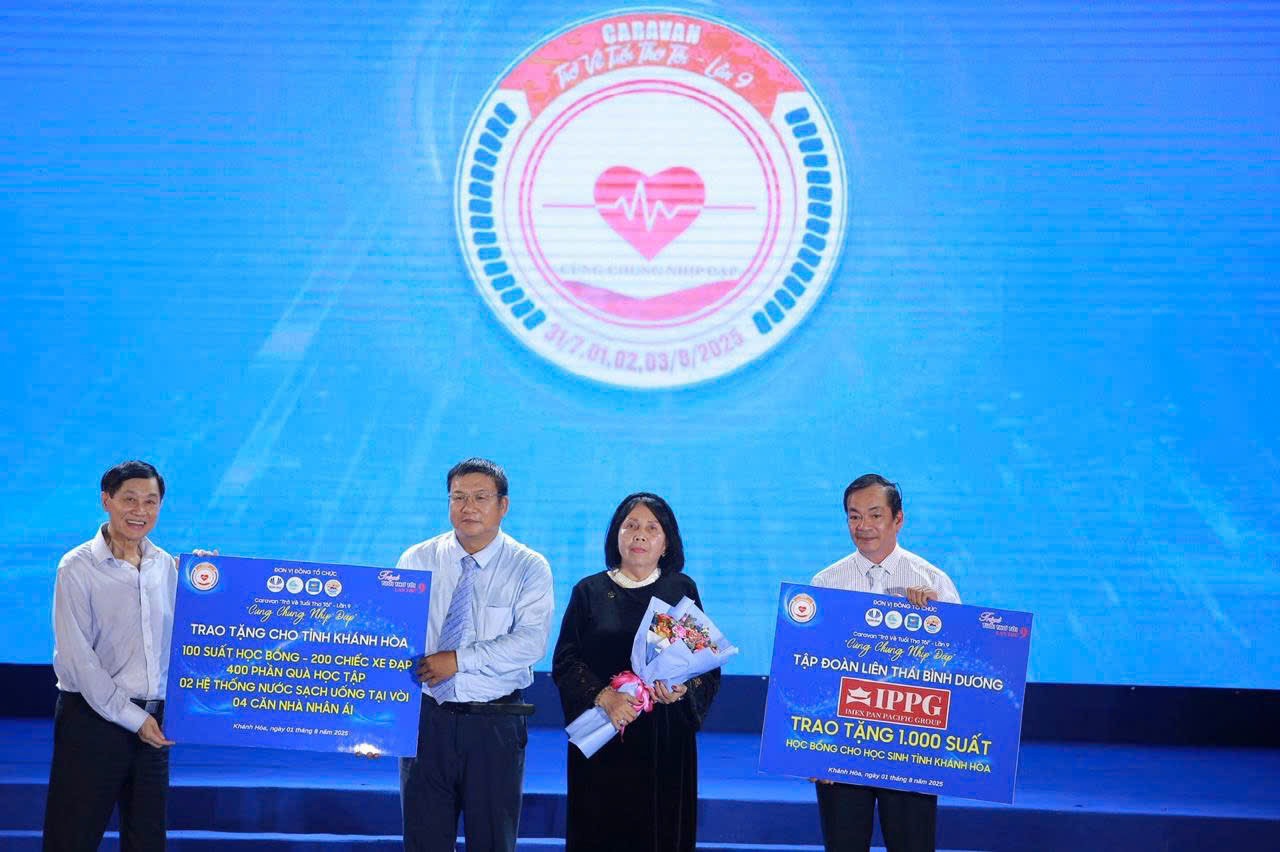 &Ocirc;ng Johnathan Hạnh Nguyễn (ngo&agrave;i c&ugrave;ng b&ecirc;n tr&aacute;i) trao tặng 1.050 suất qu&agrave; v&agrave; học bổng cho học sinh kh&oacute; khăn