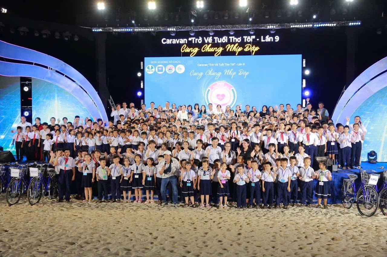 H&agrave;ng trăm em học sinh nhận học bổng tại chương tr&igrave;nh