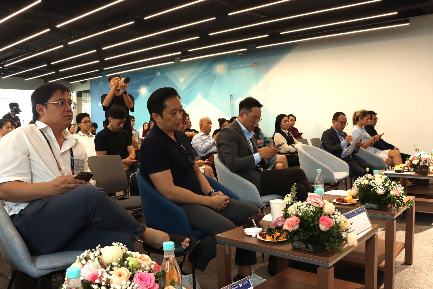 Hội thảo thu h&uacute;t c&oacute; sự tham gia của đại diện c&aacute;c bộ, ban, ng&agrave;nh trung ương, địa phương, c&ugrave;ng c&aacute;c chuy&ecirc;n gia đầu ng&agrave;nh trong lĩnh vực Blockchain. Ảnh: Quang H&ugrave;ng