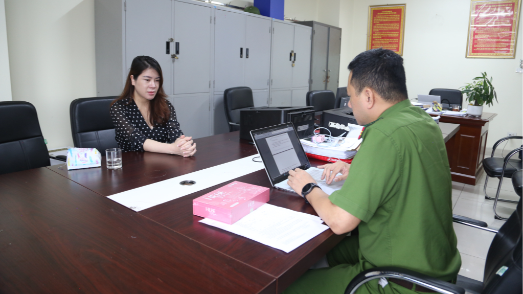 Cán bộ điều tra làm việc lấy lời khai với Đinh Thiên Lý. Ảnh: Công an tỉnh Quảng Ninh.