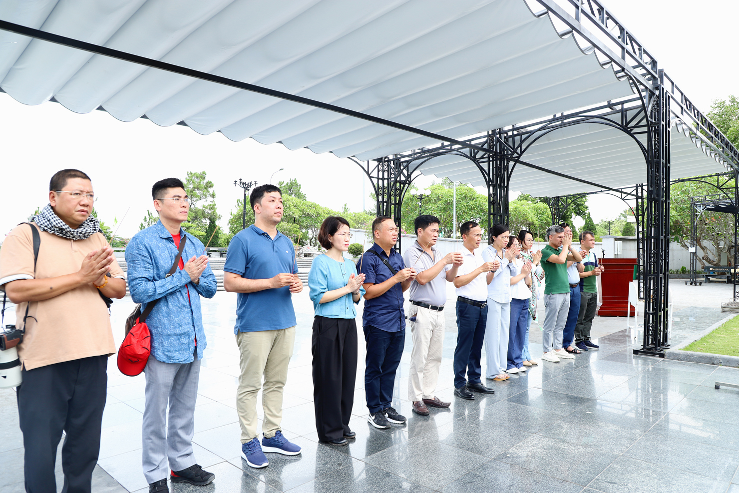 Đo&agrave;n c&ocirc;ng t&aacute;c Tạp ch&iacute; Kinh tế - T&agrave;i ch&iacute;nh d&acirc;ng hương tại Nghĩa trang Liệt sĩ Quốc gia Đường 9.