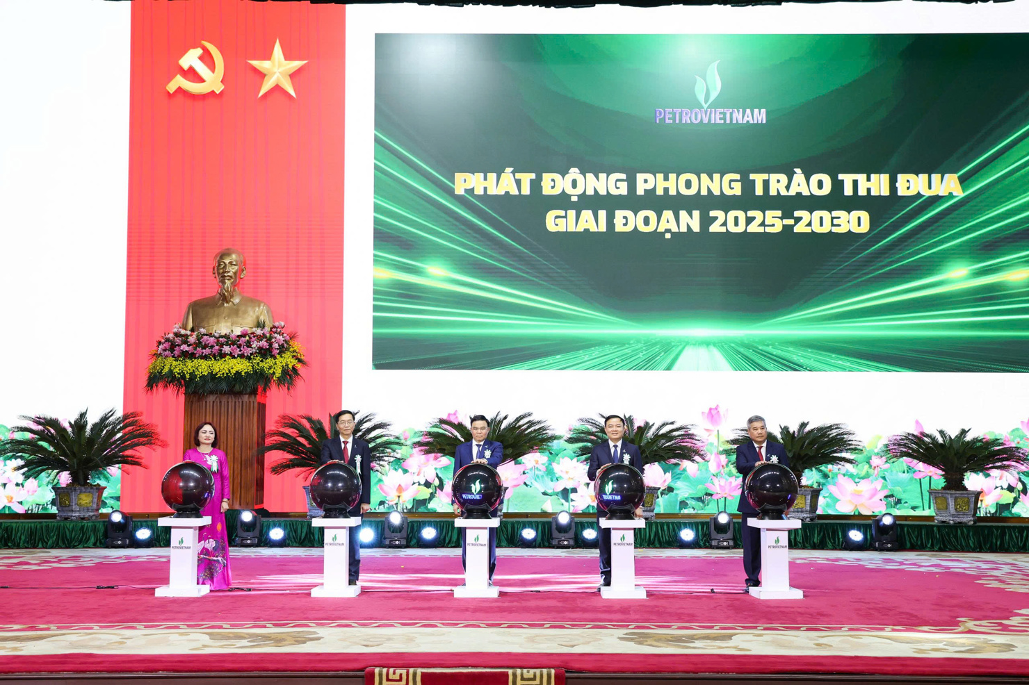 Các đại biểu thực hiện nghi thức phát động phong trào thi đua giai đoạn 2025-2030.