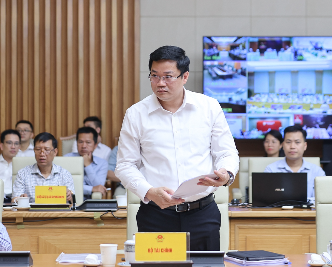 Thứ trưởng Bộ Tài chính Nguyễn Đức Tâm báo cáo về phát triển nguồn nhân lực ngành công nghiệp bán dẫn tại phiên họp.