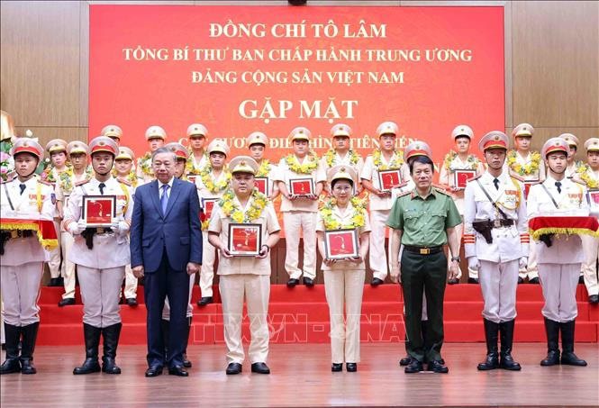 Tổng Bí thư Tô Lâm và Đại tướng Lương Tam Quang, Bộ trưởng Bộ Công an tuyên dương các điển hình tiên tiến trong Công an nhân dân và lực lượng bảo vệ an ninh trật tự. Ảnh: Phạm Kiên/TTXVN. 