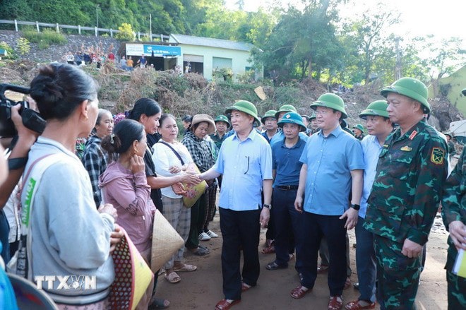 Phó Thủ tướng Hồ Đức Phớc thăm hỏi động viên bà con xã Mỹ Lý. Ảnh: Trịnh Duy Hưng/TTXVN. 