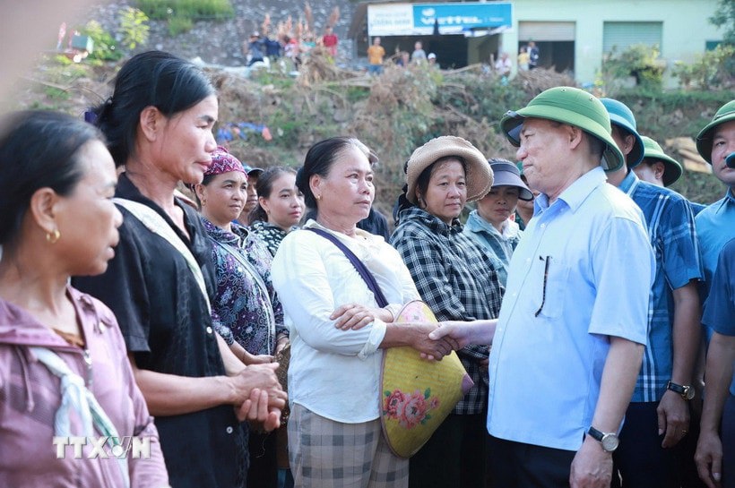 Phó Thủ tướng Hồ Đức Phớc thăm hỏi động viên bà con xã Mỹ Lý. Ảnh: Trịnh Duy Hưng/TTXVN. 