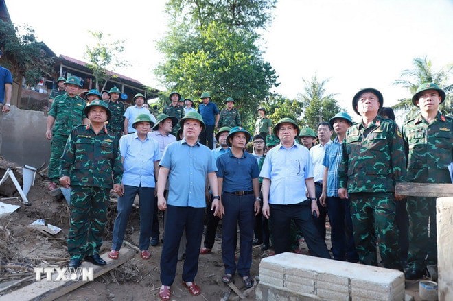 Phó Thủ tướng Hồ Đức Phớc kiểm tra, chỉ đạo công tác khắc phục hậu quả mưa lũ tại xã Mỹ Lý. Ảnh: Trịnh Duy Hưng/TTXVN. 