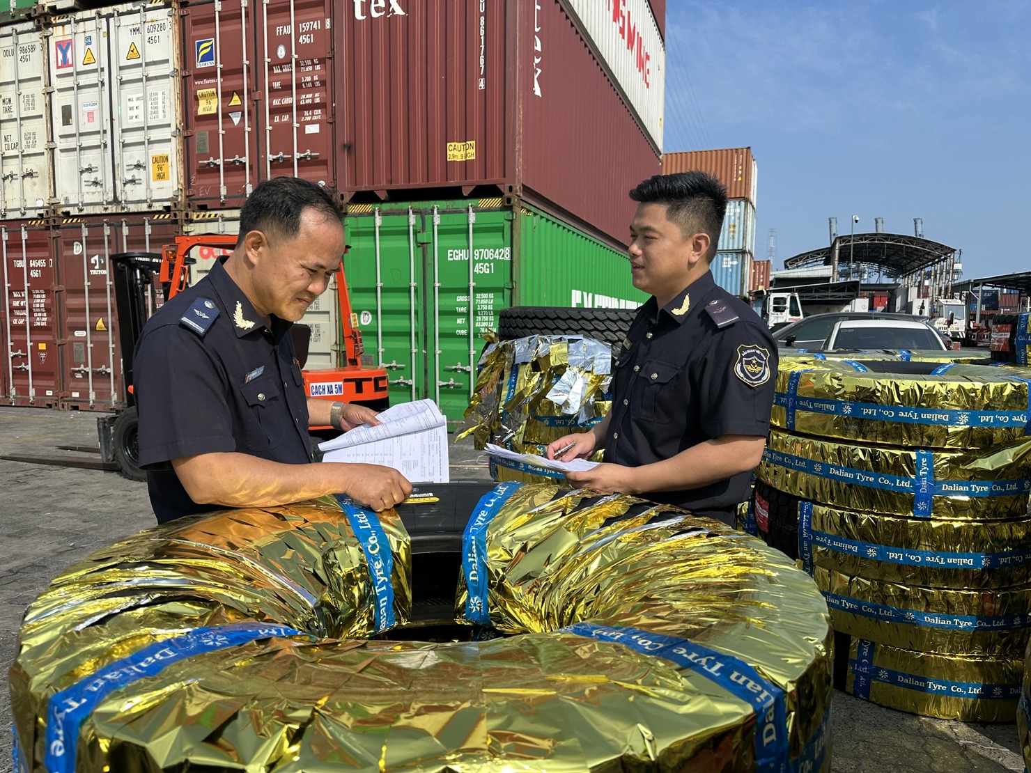 UBND TP.HCM chỉ đạo lực lượng Hải quan kiểm so&aacute;t chặt chẽ h&agrave;ng h&oacute;a XNK. Ảnh: T.H