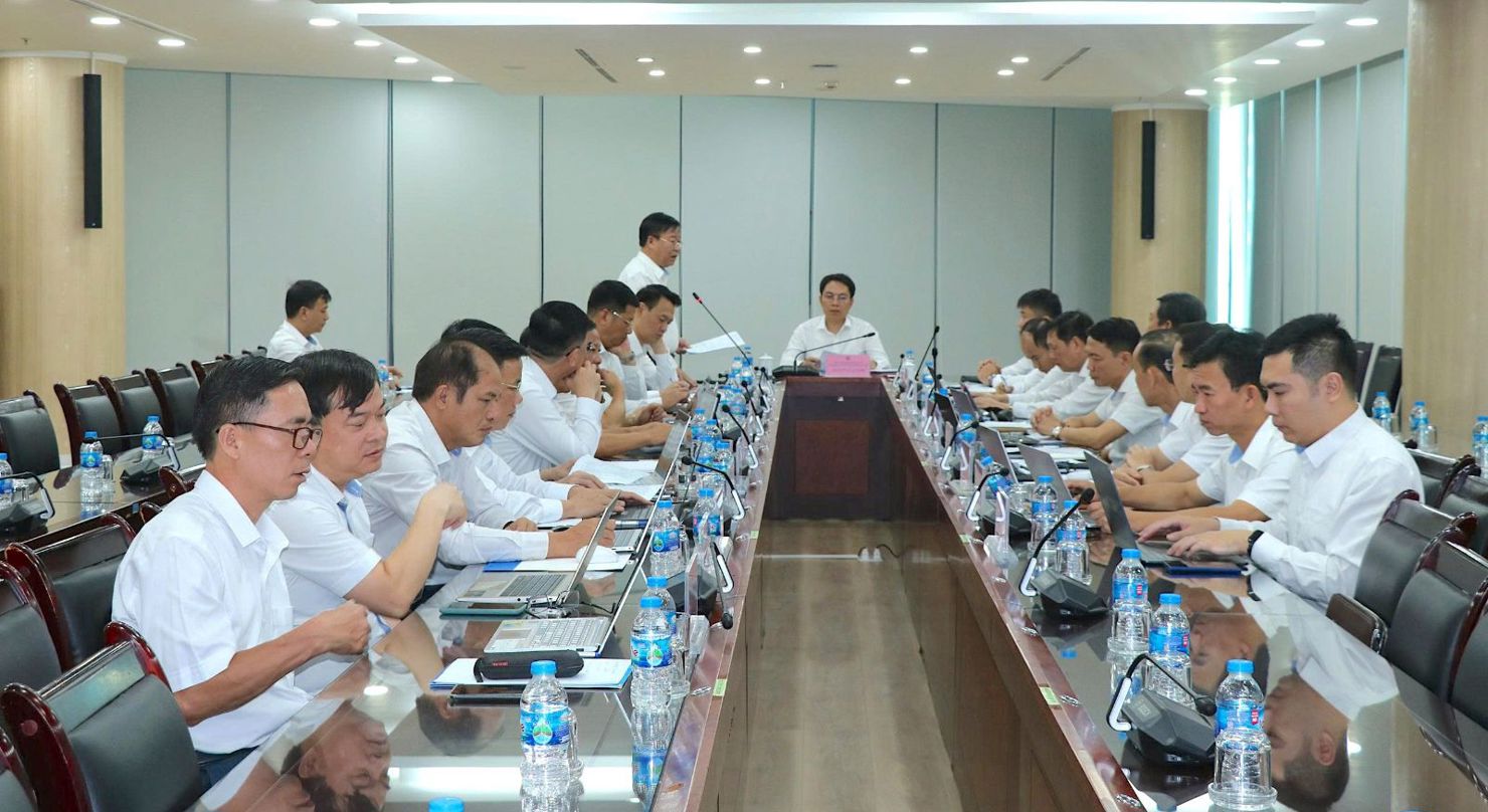 Đại diện các đơn vị thành viên tại điểm cầu Trung tâm điều hành sản xuất tại Quảng Ninh - TKV báo cáo tình hình sản xuất kinh doanh.